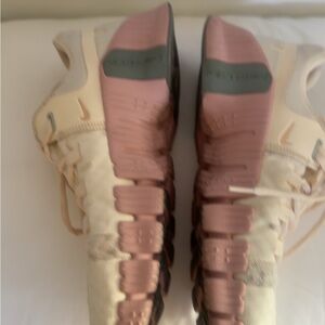 Nike  Metcon 5 Women's Athletic Shoes for gym in Cream and Pink